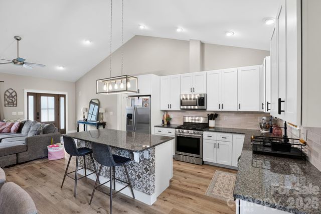 8 Vedder Way, Swannanoa, NC 28778