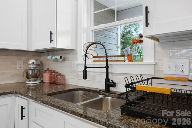 8 Vedder Way, Swannanoa, NC 28778