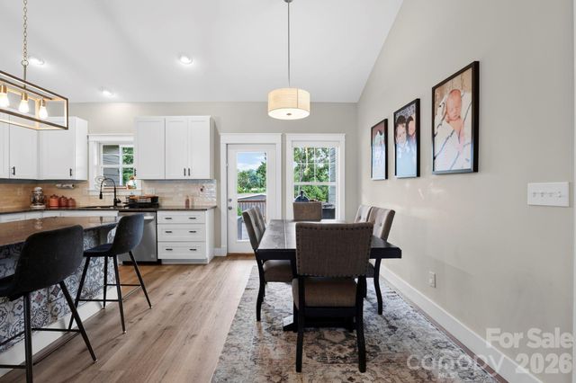 8 Vedder Way, Swannanoa, NC 28778
