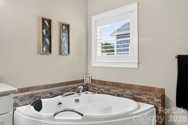 8 Vedder Way, Swannanoa, NC 28778