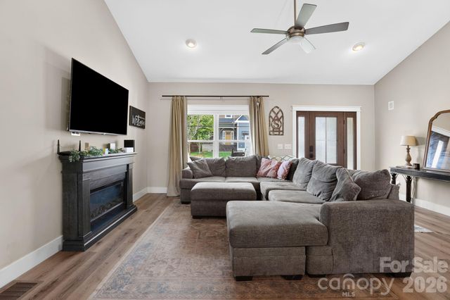 8 Vedder Way, Swannanoa, NC 28778
