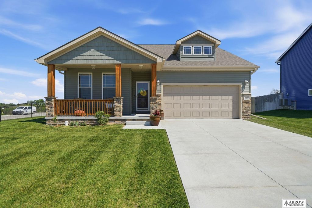 350 Kristi Lane, Hickman, NE 68372