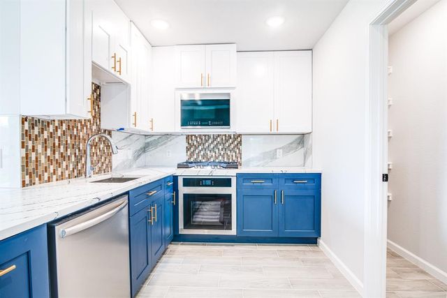 6714 Scott Street, Liverpool, TX 77577