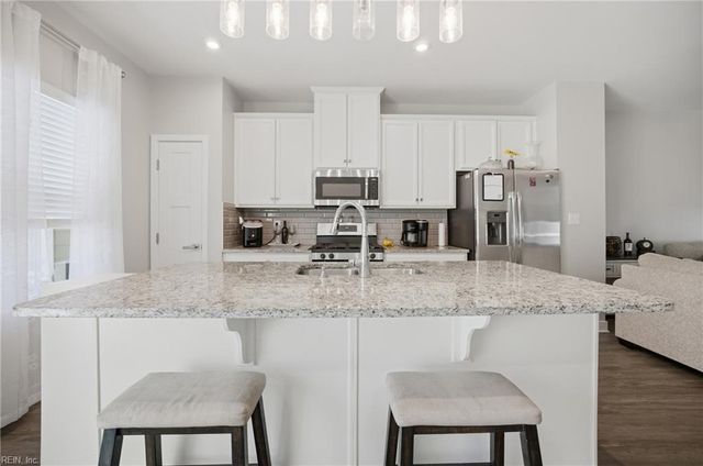 908 Hornswaggle WAY, Chesapeake, VA 23323