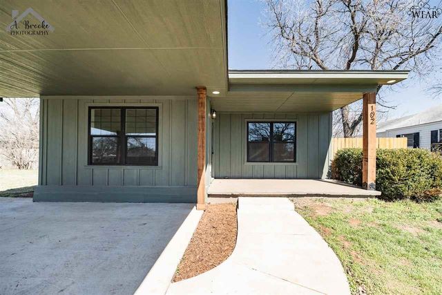 102 W MAGNOLIA AVENUE, Iowa Park, TX 76367