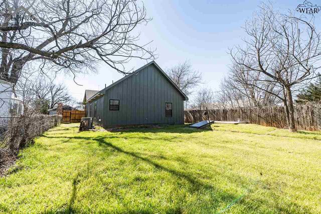 102 W MAGNOLIA AVENUE, Iowa Park, TX 76367