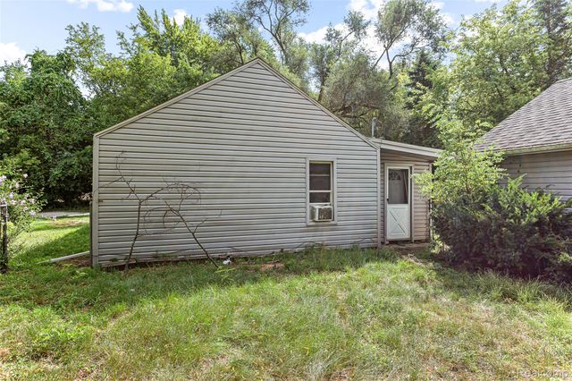 2550 Loon Lake Road, Wixom, MI 48393
