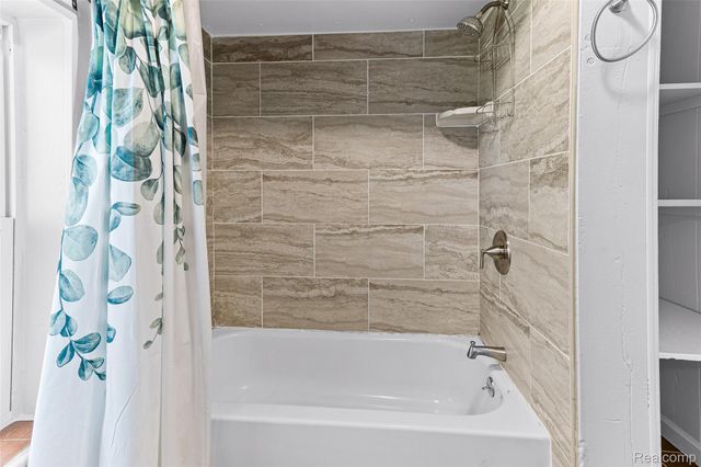 2550 Loon Lake Road, Wixom, MI 48393