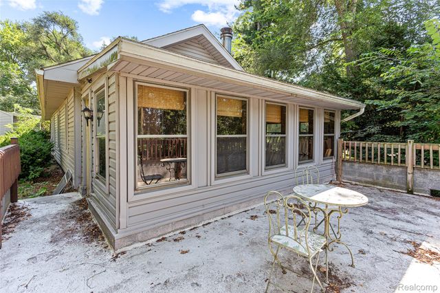 2550 Loon Lake Road, Wixom, MI 48393