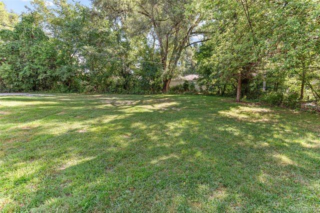 2550 Loon Lake Road, Wixom, MI 48393