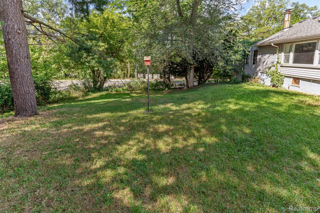 2550 Loon Lake Road, Wixom, MI 48393