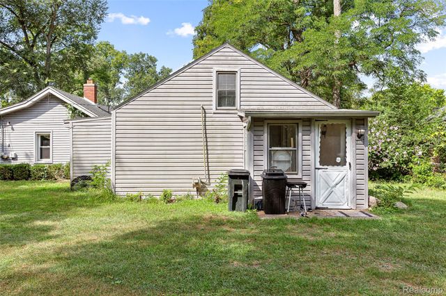 2550 Loon Lake Road, Wixom, MI 48393