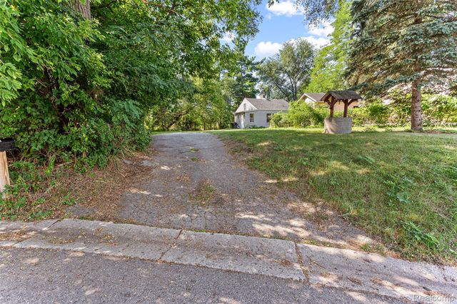 2550 Loon Lake Road, Wixom, MI 48393