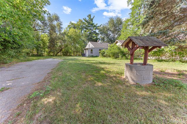 2550 Loon Lake Road, Wixom, MI 48393