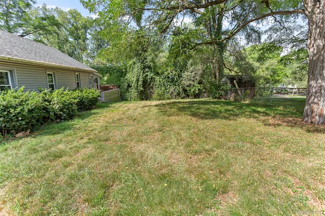 2550 Loon Lake Road, Wixom, MI 48393