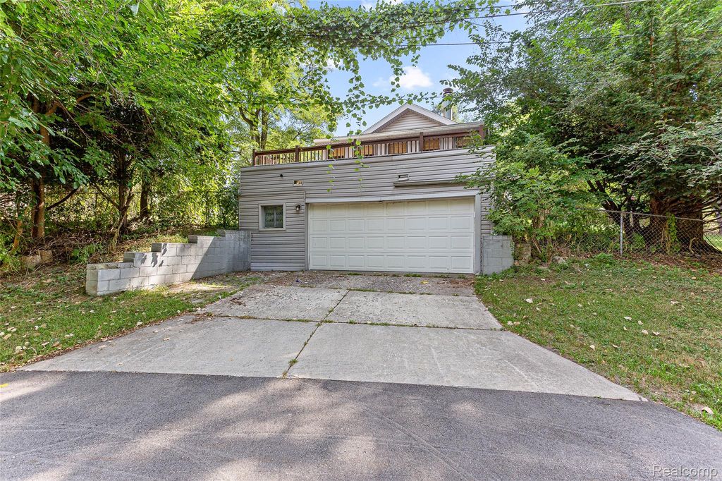 2550 Loon Lake Road, Wixom, MI 48393