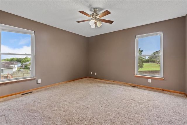 2227 W Ivory Circle, Excelsior Springs, MO 64024