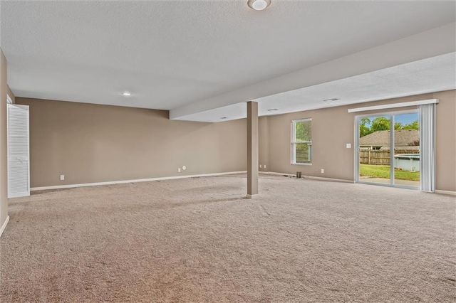 2227 W Ivory Circle, Excelsior Springs, MO 64024