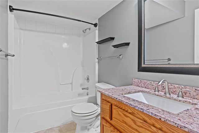2227 W Ivory Circle, Excelsior Springs, MO 64024