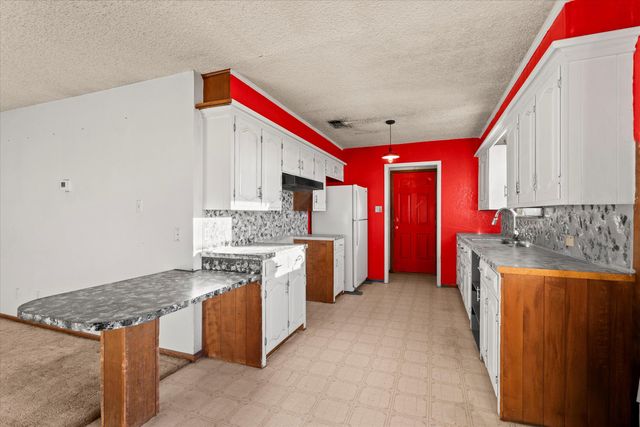 102 Eagle Avenue, Levelland, TX 79336