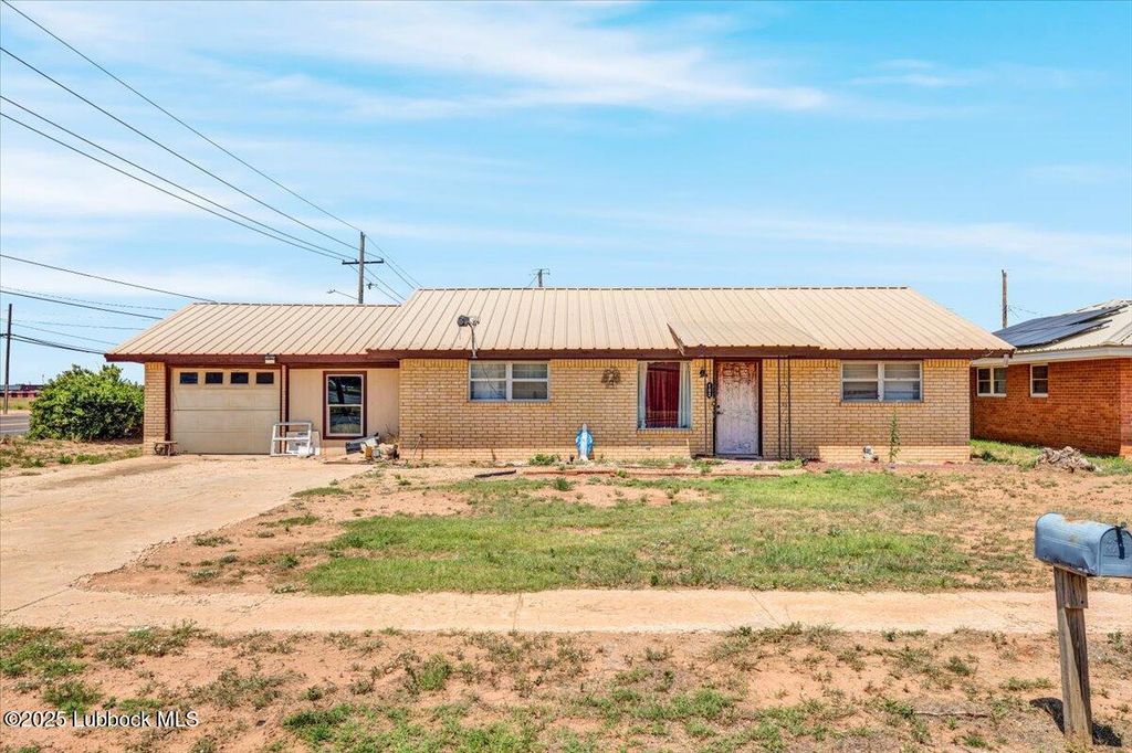 102 Eagle Avenue, Levelland, TX 79336