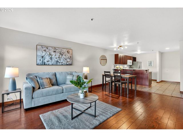 910 Nw NAITO Pkwy i18, Portland, OR 97209