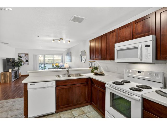 910 Nw NAITO Pkwy i18, Portland, OR 97209