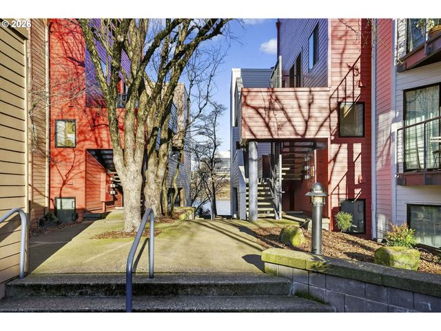 910 Nw NAITO Pkwy i18, Portland, OR 97209