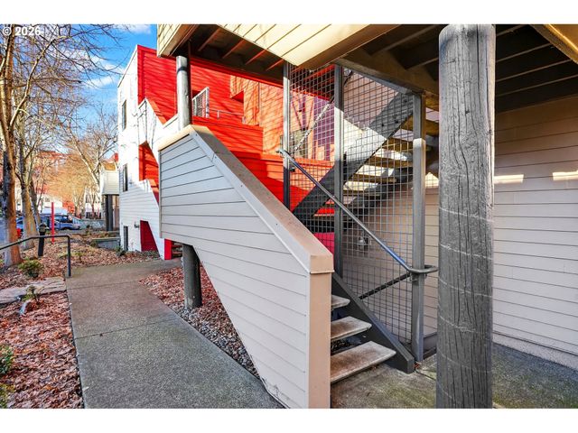 910 Nw NAITO Pkwy i18, Portland, OR 97209