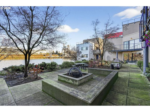 910 Nw NAITO Pkwy i18, Portland, OR 97209