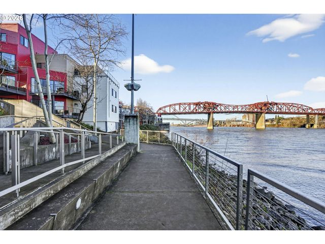 910 Nw NAITO Pkwy i18, Portland, OR 97209