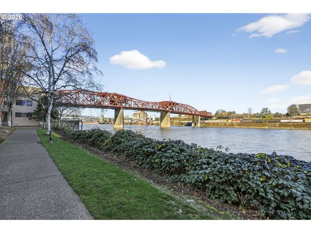 910 Nw NAITO Pkwy i18, Portland, OR 97209