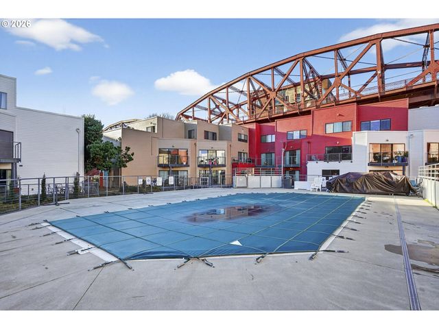 910 Nw NAITO Pkwy i18, Portland, OR 97209