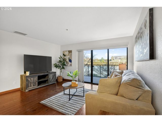 910 Nw NAITO Pkwy i18, Portland, OR 97209