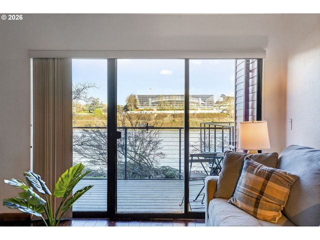 910 Nw NAITO Pkwy i18, Portland, OR 97209