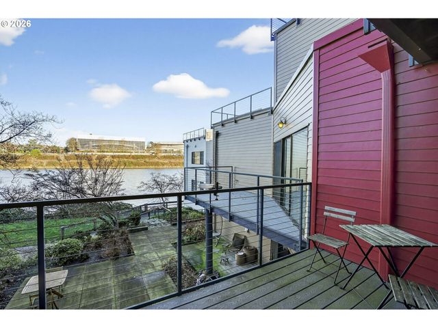 910 Nw NAITO Pkwy i18, Portland, OR 97209