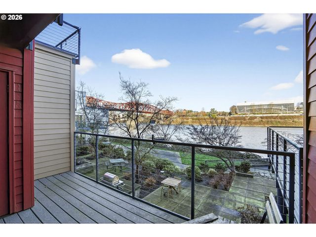 910 Nw NAITO Pkwy i18, Portland, OR 97209