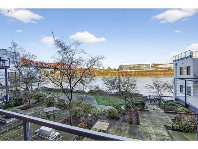 910 Nw NAITO Pkwy i18, Portland, OR 97209