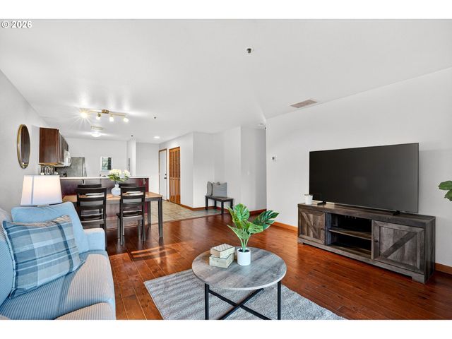 910 Nw NAITO Pkwy i18, Portland, OR 97209