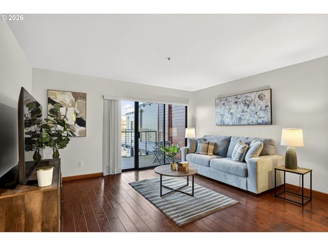 910 Nw NAITO Pkwy i18, Portland, OR 97209