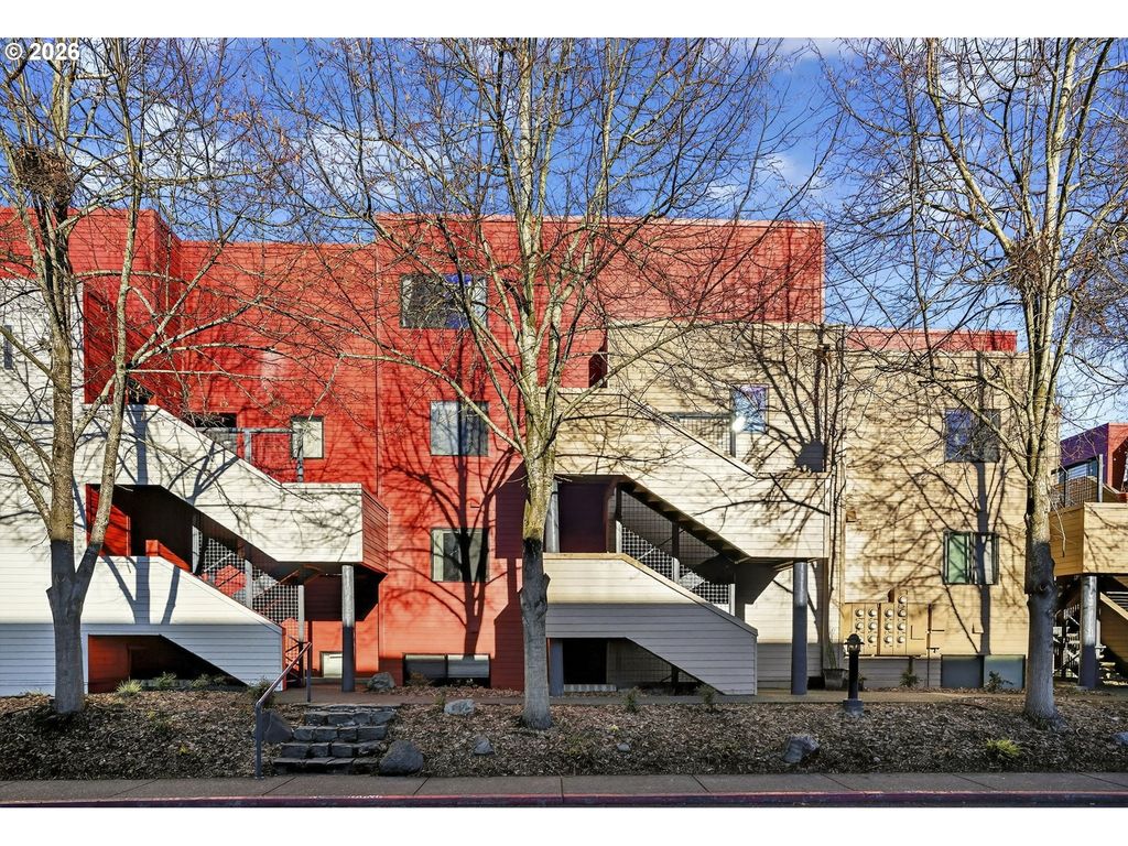 910 Nw NAITO Pkwy i18, Portland, OR 97209