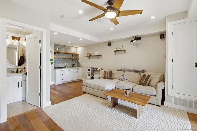 2111 Edinburg, Cardiff By The Sea, CA 92007
