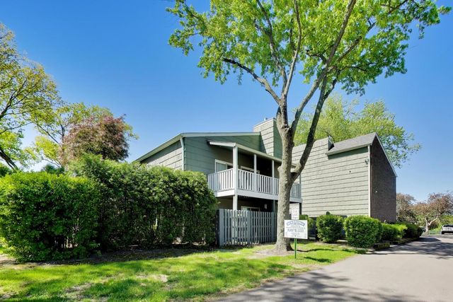 1520 Stonebridge Trail 2-1, Wheaton, IL 60189