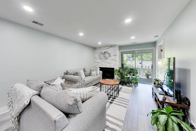 1520 Stonebridge Trail 2-1, Wheaton, IL 60189
