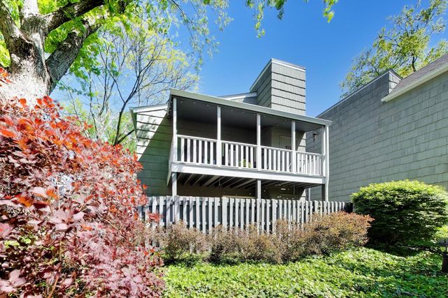 1520 Stonebridge Trail 2-1, Wheaton, IL 60189