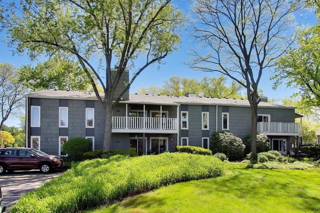 1520 Stonebridge Trail 2-1, Wheaton, IL 60189