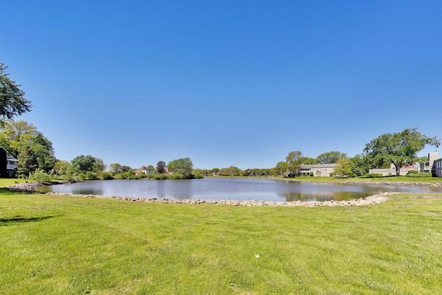 1520 Stonebridge Trail 2-1, Wheaton, IL 60189