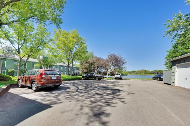 1520 Stonebridge Trail 2-1, Wheaton, IL 60189