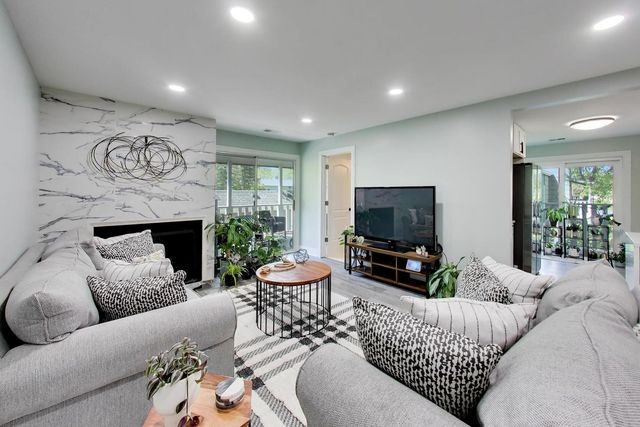 1520 Stonebridge Trail 2-1, Wheaton, IL 60189