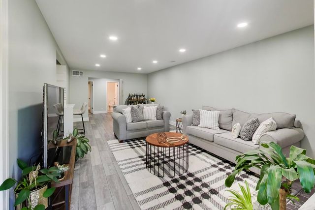 1520 Stonebridge Trail 2-1, Wheaton, IL 60189